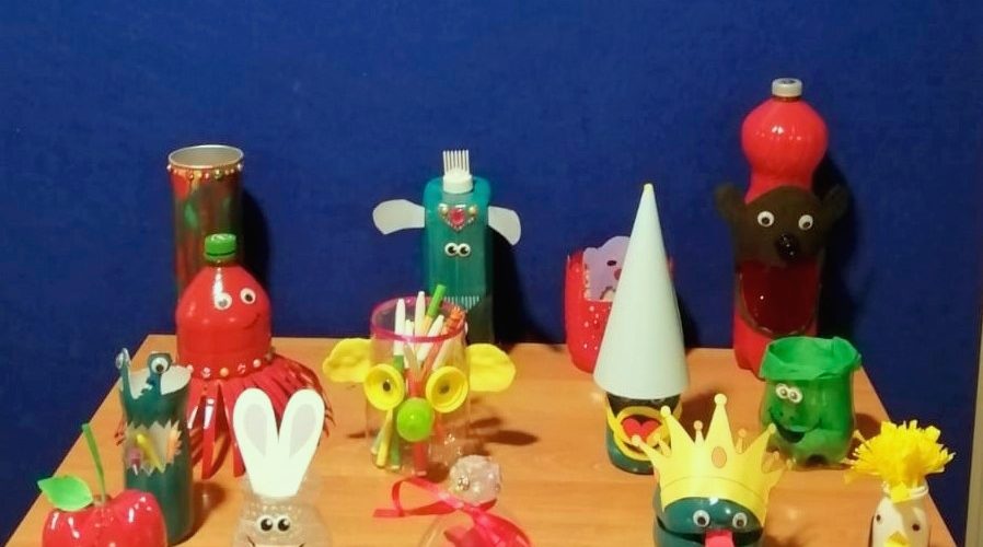 Wytwory z plastiku - efekty prac wychowanków podczas warsztatów ekologicznych „Drugie życie plastikowych butelek i nakrętek"