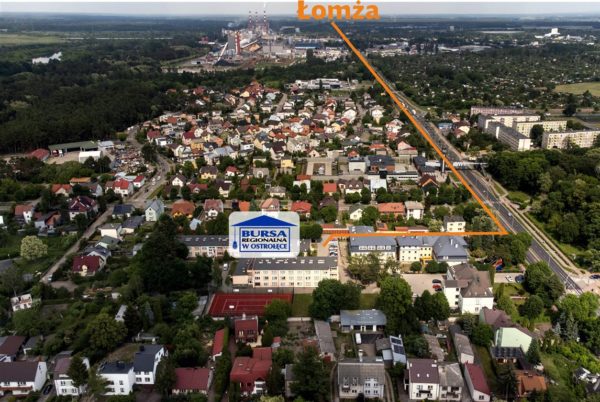 Zdjęcie budynku Bursy z lotu ptaka z naniesionym dojazdem z kierunku Łomża