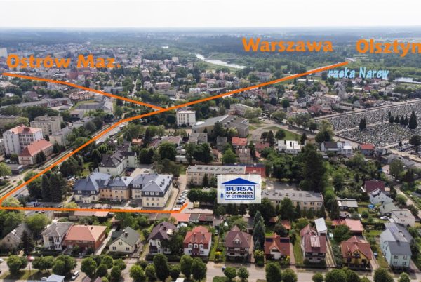Zdjęcie budynku Bursy z lotu ptaka z naniesionym dojazdem z kierunku Warszawa lub Olsztyn