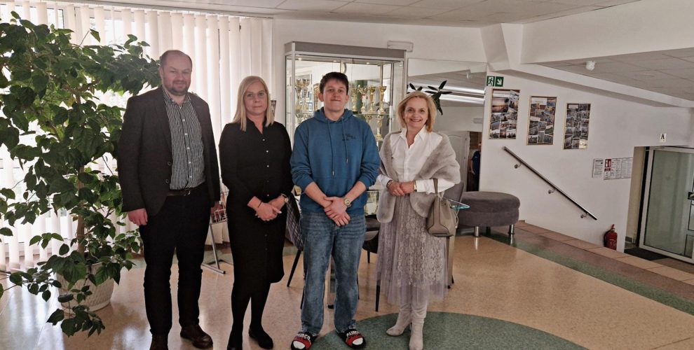 W holu Bursy do zdjęcia pozują Pan dyrektor Instytutu Badań Edukacyjnych, wychowawca Bursy, wychowanek Bursy oraz Pani Kurator Oświaty.
