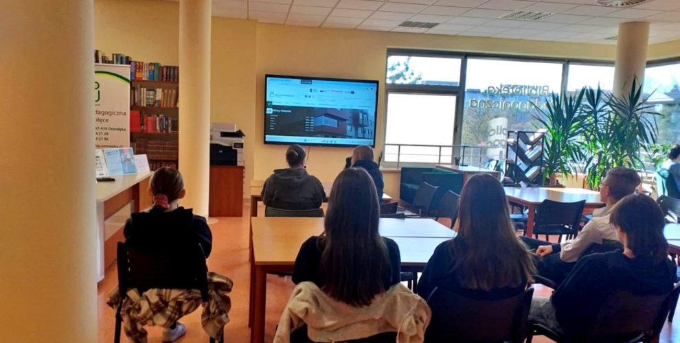 Wychowankowie słuchający wypowiedzi Pani z Biblioteki Pedagogicznej na temat oferty edukacyjnej w Bibliotece Pedagogicznej.