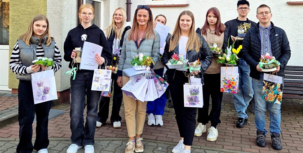 Nagrodzeni wychowankowie przed Internatem ZSZ nr 1 wraz z wychowawcą