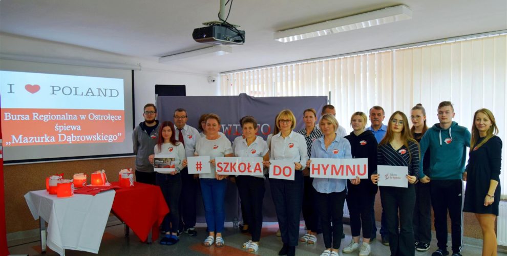 Wychowankowie oraz kadra placówki pozują na tle dekoracji