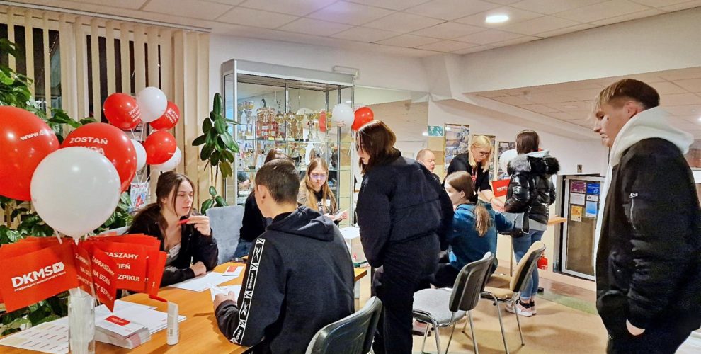 Wychowankowie przy stanowiskach przygotowanych do rejestracji potencjalnych Dawców Szpiku.