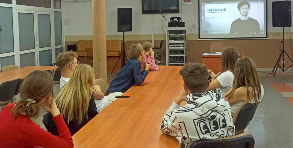Wychowankowie oglądają film podczas udziału programie „Godziny Wychowawcze ze Światem” – Polskiej Akcji Humanitarna