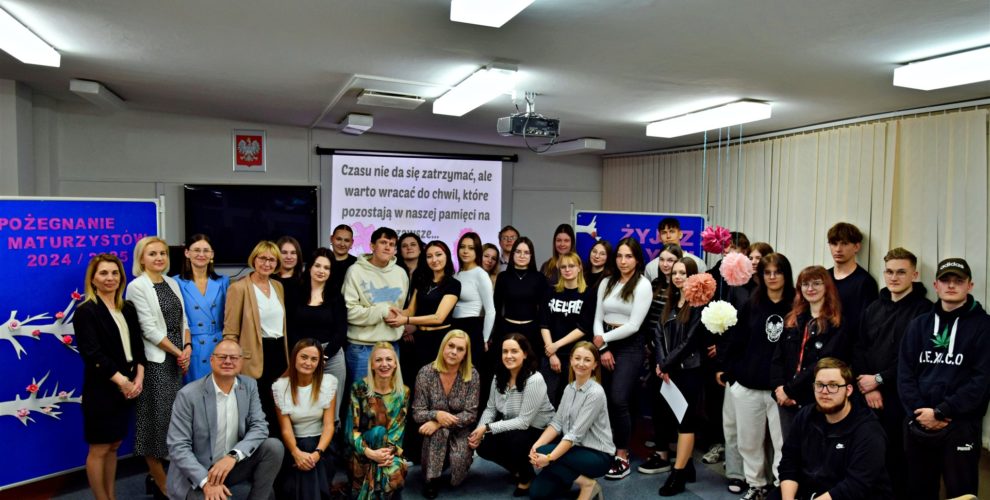 Zdjęcie grupowe wszystkich obecnych na uroczystości Pożegnania Maturzystów