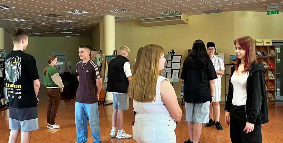 Uczestnicy spotkania „Poznajmy się” w Bibliotece Pedagogicznej w swobodnej atmosferze rozmawiają i integrują się podczas zajęć mających na celu budowanie relacji.