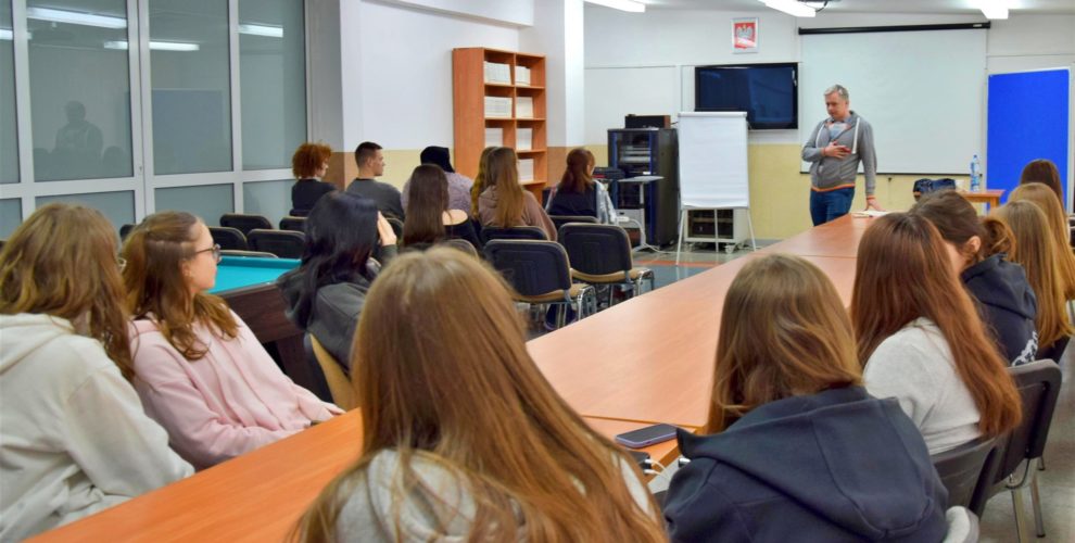 Psycholog prezentujący treści dotyczące hejtu i relacji rówieśniczych wychowankom Bursy Regionalnej w Ostrołęce