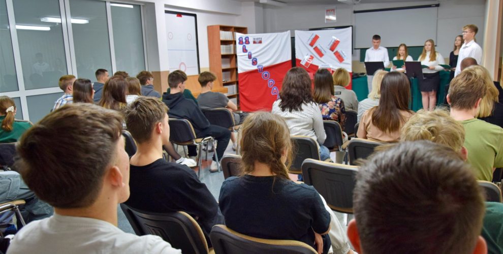 Społeczność Bursy podczas uroczystości z okazji Odzyskania Niepodległości przez Polskę słucha wystąpień młodzieży.