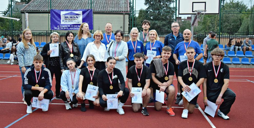 Zdjęcie przedstawia wychowanków, wychowawców nagrodzonych medalami i dyplomami oraz Panią Dyrektor i Panią Kierownik