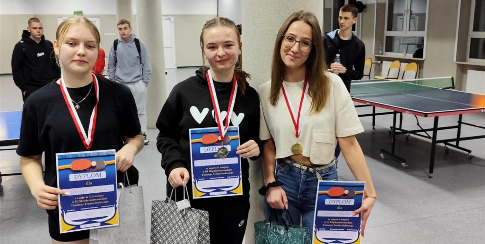 Dziewczęta które zajęły: I, II i III miejsce w turnieju tenisa stołowego z medalami, dyplomami i nagrodami.