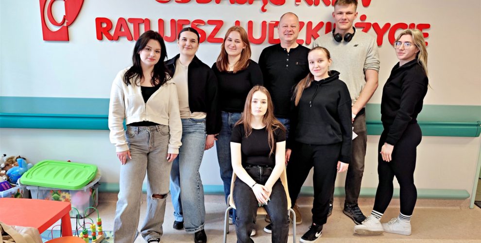 Młodzież z Bursy Regionalnej po oddaniu krwi w RCKiK w Ostrołęce