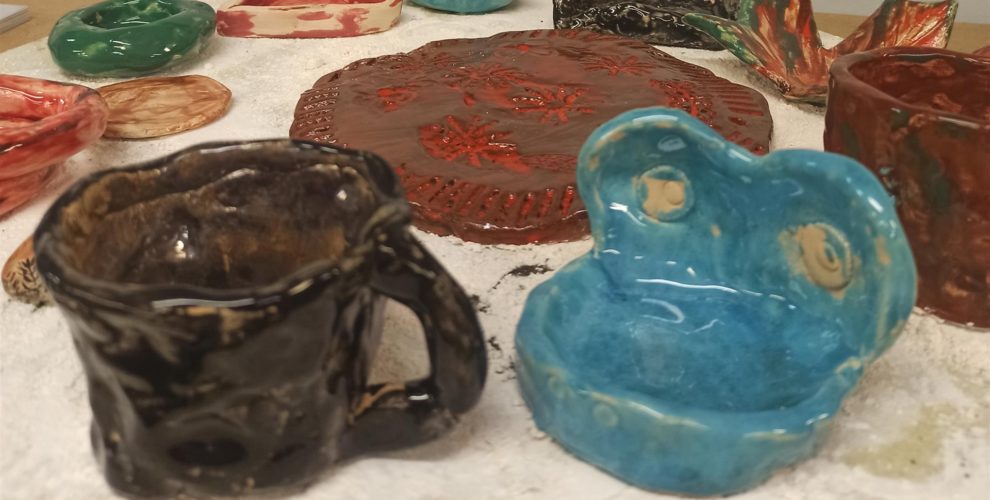 Kolorowe wytwory ceramiczne wykonane przez wychowanki bursy w ramach warsztatów ceramicznych