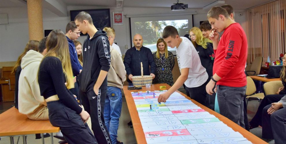 Wychowankowie Bursy podczas udziału w grze ekologicznej "EKO-ŚWIAT" w ramach odbywających się warsztatów proekologicznych