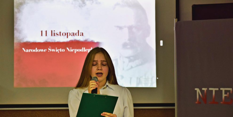Wychowanka śpiewająca pieśń patriotyczną