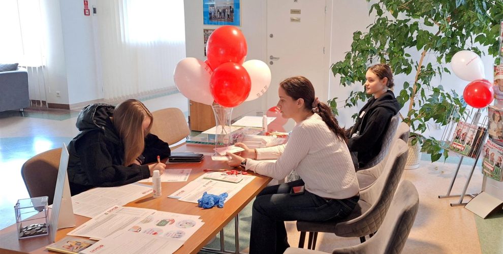 1. Młodzież z wychowawcą podczas rejestracji potencjalnych Dawców Szpiku