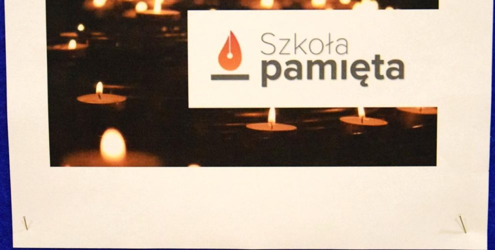 Napis: Szkoła pamięta. W tle zapalone znicze. Jesienne żółte liście.