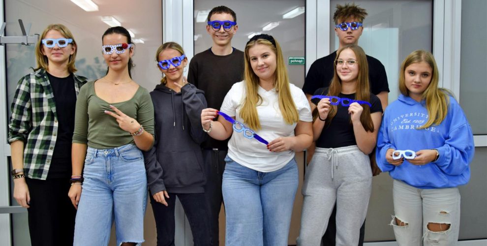 Uczestnicy akcji UNICEF z okazji Międzynarodowego Dnia Praw Dziecka prezentują własnoręcznie wykonane niebieskie okulary – symbol patrzenia na świat oczami dziecka i solidarności z najmłodszymi na całym świecie.