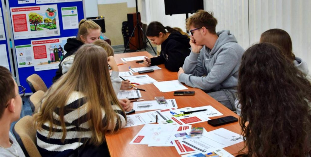Podczas zajęć młodzież pracuje z przygotowanymi kartami autorefleksji – tzw. „myślozbieraczami”.