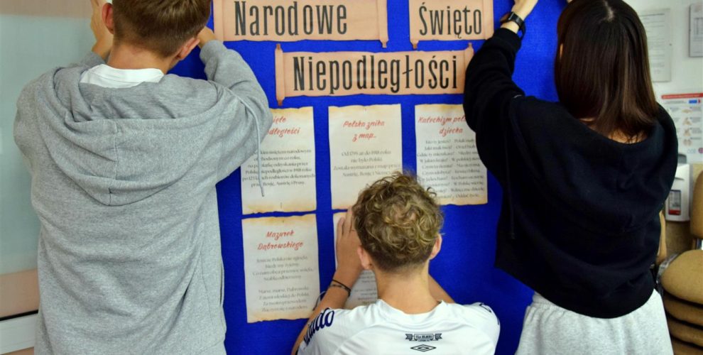 Wychowankowie podczas tworzenia gazetki patriotycznej