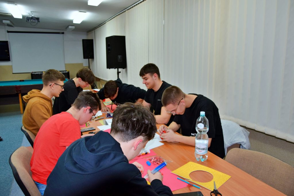 Wychowankowie Bursy podczas przygotowywania plakatu świątecznego