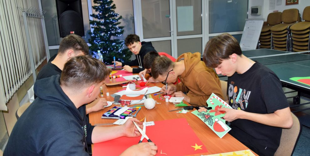 Wychowankowie Bursy podczas przygotowywania plakatu świątecznego