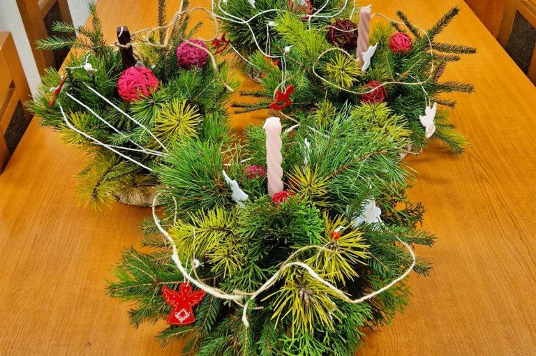 Młodzież podczas warsztatów plastycznych wykonuje stroiki bożonarodzeniowe