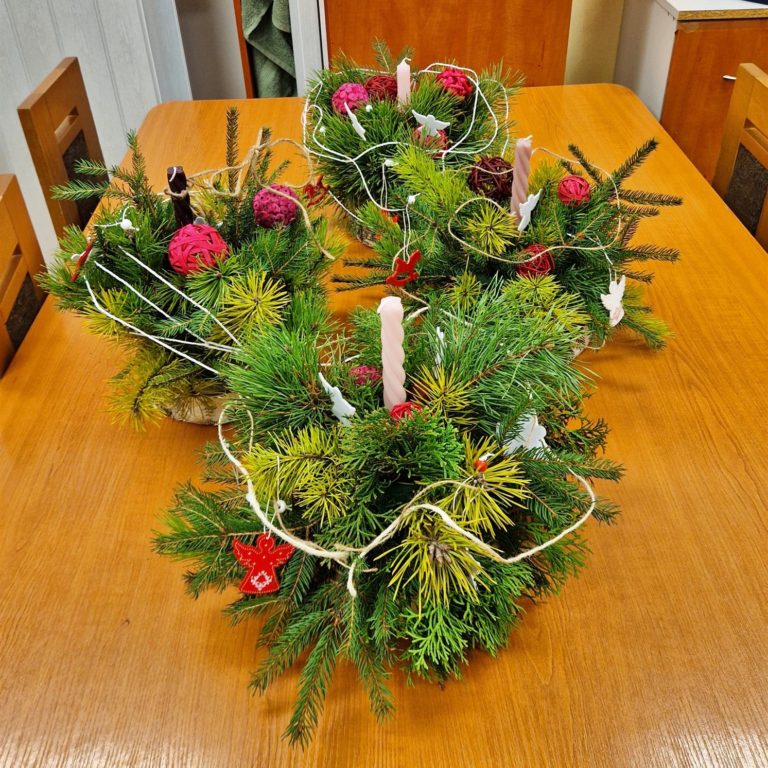 Młodzież podczas warsztatów plastycznych wykonuje stroiki bożonarodzeniowe