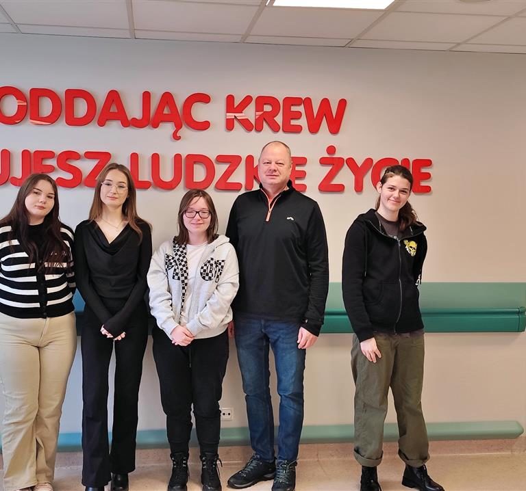 Wychowankowie Bursy wraz z wychowawcą podczas udziału w akcji honorowego krwiodawstwa w Centrum Krwiodawstwa i Krwiolecznictwa w Ostrołęce
