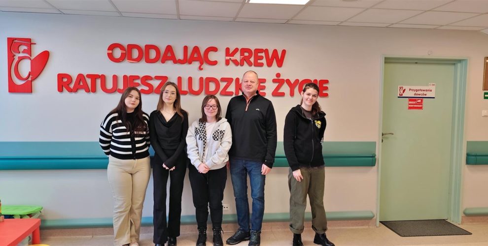 Wychowankowie Bursy wraz z wychowawcą podczas udziału w akcji honorowego krwiodawstwa w Centrum Krwiodawstwa i Krwiolecznictwa w Ostrołęce