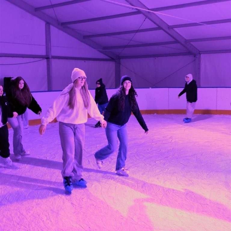 Wychowankowie bursy na lodowisku miejskim