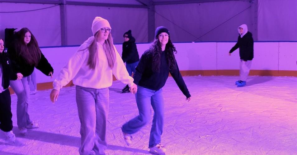 Wychowankowie bursy na lodowisku miejskim