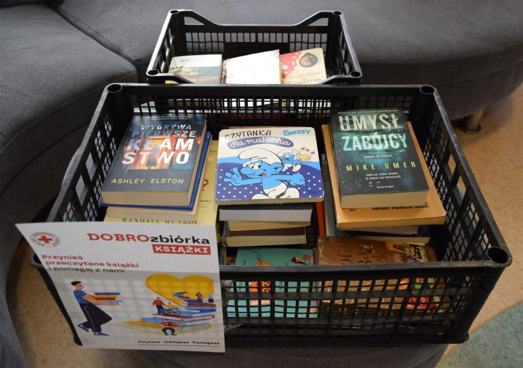 Skrzynki w których znajdują się książki zebrane w  naszej Bursie w ramach akcji "DobroZbiórka” organizowanej przez Polski Czerwony Krzyż