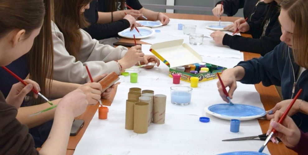 Wychowankowie malują papierowe talerze, plastikowe łyżeczki oraz tworząc ozdoby świąteczne