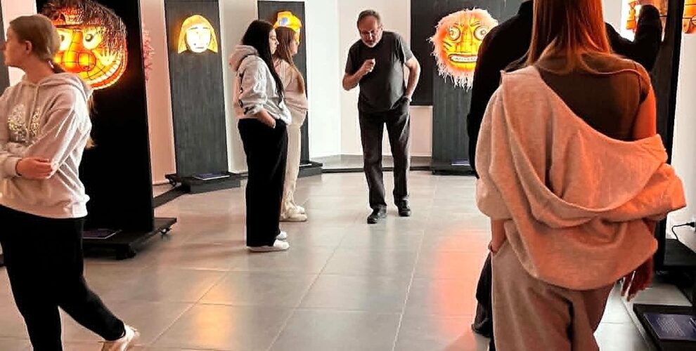 Wychowankowie podczas zwiedzania wystawy „Maski koreańskie” w Galerii Ostrołęka.